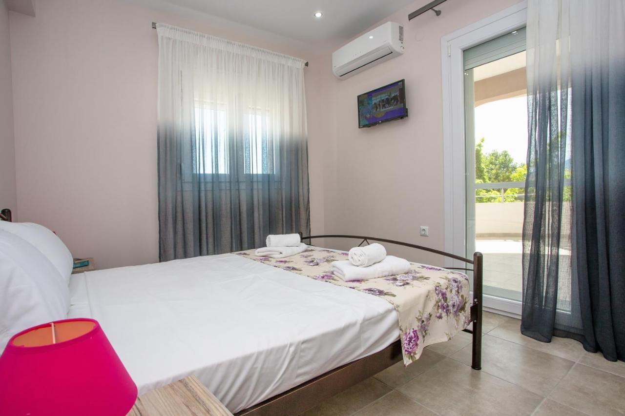 Appartamento Kaiafas Luxury Philoxenia Néa Péramos Esterno foto